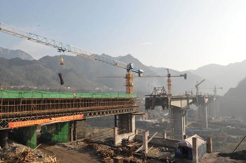 正在建設(shè)中的什邡市爛柴灣大橋(1月27日攝)。被當(dāng)?shù)匕傩辗Q為“北京大道”的廣青公路是貫穿四川省什邡市南北的交通動(dòng)脈。位于什邡市紅白鎮(zhèn)的爛柴灣大橋是廣青公路二期控制性工程,施工難度最大,是高跨度、高橋墩的連續(xù)鋼構(gòu)橋,跨度近600米。據(jù)介紹,截至2009年底,四川省什邡市災(zāi)后重建部分工程進(jìn)入“收官”階段,什邡市總投資297.1億元的942個(gè)重建項(xiàng)目開(kāi)工率達(dá)88.9%,完工率達(dá)59.7%。新華社記者 魯鵬 攝