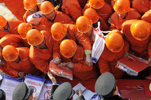 2月2日,北京一處施工工地的工人領(lǐng)取有關(guān)安全燃放煙花爆竹的宣傳單。當(dāng)天,北京鐵道建筑公安人員來(lái)到地處繁華地段的工地,進(jìn)行煙花爆竹安全管理宣傳。這些工地即使在春節(jié)期間,也仍有萬(wàn)人在施工現(xiàn)場(chǎng)。目前,北京鐵道建筑公安局已向各施工地點(diǎn)派駐民警,監(jiān)督春節(jié)期間地鐵施工現(xiàn)場(chǎng)附近的禁放工作。新華社記者 李文 攝