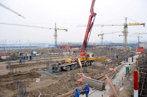 北川新縣城正在緊張施工中(2月1日攝)。目前,山東省投資43億元援建的北川新縣城第1批6大類工程共59個(gè)項(xiàng)目進(jìn)展順利。40萬(wàn)平方米、154幢安居房項(xiàng)目已經(jīng)全部封頂,36.1公里路網(wǎng)及市政道路建設(shè)已完成80%的工程量。新華社記者 范長(zhǎng)國(guó) 攝