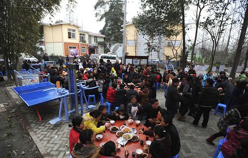 2月3日,都江堰市天馬鎮(zhèn)金玉村的村民在吃“壩壩宴”。當(dāng)日,位于都江堰市天馬鎮(zhèn)金玉村焦家大院的金玉安置點(diǎn)舉行“壩壩宴”,慶祝喬遷新居。該安置點(diǎn)通過災(zāi)后拆院并院實(shí)施重建,將明清建筑風(fēng)格與川西民居結(jié)合起來,房屋美觀實(shí)用。目前,安置點(diǎn)的污水管網(wǎng)、化糞池、供水供電系統(tǒng)、天然氣管道、區(qū)間道路等基礎(chǔ)設(shè)施已投入使用,54戶農(nóng)戶、189人實(shí)現(xiàn)入住。新華社記者 江宏景 攝