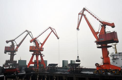 長江下游揚州港煤運碼頭一片繁忙(1月31日攝)。近期,受持續(xù)的低溫、雨雪、寒潮天氣影響,全國大范圍出現(xiàn)電煤供應緊張。為確保電煤運輸大通道長江航道的電煤運輸安全暢通,江蘇海事局自1月10日起建立電煤油運船舶快速通道,為電煤油運船做好信息服務和助航、護航服務,并協(xié)調(diào)好電煤油運船舶錨泊、進出港、靠離泊、裝卸貨等方面的銜接。目前平均每天通過長江江蘇段運送的電煤超過60萬噸。新華社記者 陳琪 攝