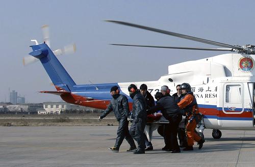 2月3日,交通運(yùn)輸部北海救助飛行隊(duì)的救助直升機(jī)運(yùn)送傷者抵達(dá)山東省蓬萊市。當(dāng)日,山東省長島縣大欽島鄉(xiāng)發(fā)生一起嚴(yán)重車禍,受傷司機(jī)顱內(nèi)出血,深度昏迷。交通運(yùn)輸部北海救助飛行隊(duì)接到求助后迅速派出救援人員,緊急將重傷司機(jī)轉(zhuǎn)運(yùn)至蓬萊市人民醫(yī)院救治。自2007年3月和2008年10月交通運(yùn)輸部北海救助飛行隊(duì)先后啟用渤海灣陸島空中救援網(wǎng)和遼東半島陸島空中救援網(wǎng)以來,陸島救助起降點(diǎn)和起降機(jī)場(chǎng)已達(dá)38個(gè),初步構(gòu)成了覆蓋黃渤海大部分水域的空中安全保障網(wǎng)絡(luò)。新華社發(fā)(馮小熒 攝)