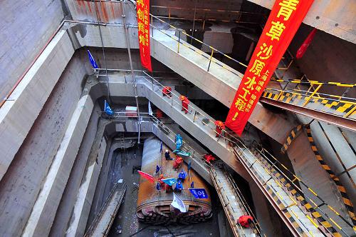 2月4日,上海城建隧道公司建設(shè)者歡慶青草沙水源地長(zhǎng)江過江管輸水隧道工程雙線貫通。當(dāng)天,上海青草沙水源地長(zhǎng)江過江管輸水隧道工程雙線貫通。據(jù)介紹,長(zhǎng)江口青草沙工程中的長(zhǎng)江過江管雙線輸水隧道每條內(nèi)徑5.84米、長(zhǎng)度7.2公里,日輸水能力超過700萬立方米,工程采用盾構(gòu)法施工一次過江,是目前世界上最長(zhǎng)的中等直徑超長(zhǎng)距離盾構(gòu)法隧道工程之一。新華社發(fā)