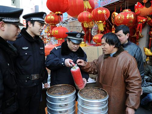 2月4日,大胡同派出所民警在商貿(mào)區(qū),對經(jīng)營餐館者進行安全防范提示。新華社記者 劉海峰 攝