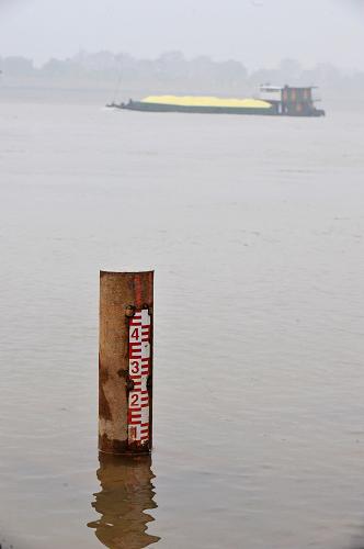 浸泡在湘江中的長沙水文站設置的水位標桿(2月4日攝)。新華社記者 龍弘濤 攝