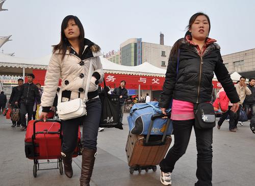 2月4日,乘外來工專列返鄉(xiāng)的農(nóng)民工走出阜陽火車站回家。新華社發(fā)(戴文學(xué) 攝)