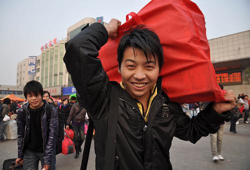 2月4日,乘外來工專列返鄉(xiāng)的農(nóng)民工走出阜陽火車站回家。新華社發(fā)(戴文學(xué) 攝)