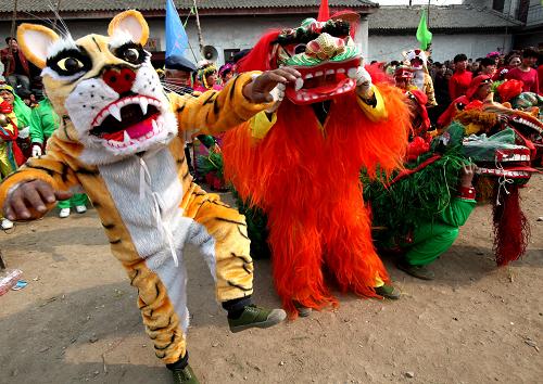 2月5日,村民在表演當(dāng)?shù)孛袼滋厣?jié)目“獅虎鬧春”。當(dāng)日,一場(chǎng)別開(kāi)生面的迎新春社火表演活動(dòng)在山西省永濟(jì)市虞鄉(xiāng)鎮(zhèn)土樂(lè)村舉行,村民們自編自演了“獅虎鬧春”、“劃旱船”、“抬花轎”等10多個(gè)當(dāng)?shù)孛袼滋厣?jié)目,歡歡喜喜迎接農(nóng)歷虎年到來(lái)。新華社發(fā)(衛(wèi)行智 攝)