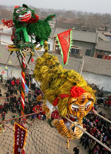 2月5日,村民在表演當(dāng)?shù)孛袼滋厣?jié)目“獅虎鬧春”。新華社發(fā)(薛俊 攝)