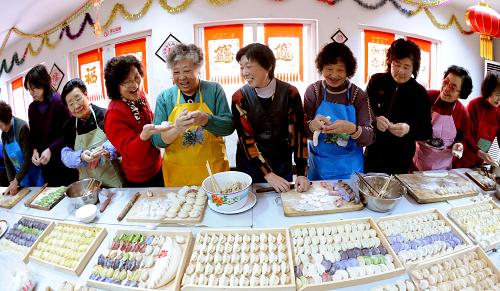 2月5日,天津綿陽道社區(qū)居民正在包餃子。當(dāng)日,天津市和平區(qū)綿陽道社區(qū)舉辦“包餃子迎新年”活動(dòng),社區(qū)居民歡聚一堂,通過包餃子和面食制作相互溝通,增進(jìn)友誼,辭舊迎新。新華社記者 劉海峰 攝