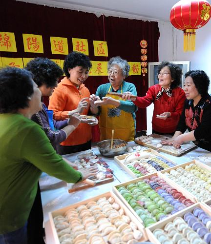 2月5日,天津綿陽道社區(qū)居民正在包餃子。新華社記者 劉海峰 攝