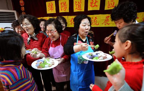 2月5日,天津綿陽道社區(qū)居民正在品嘗煮好的餃子。新華社記者 劉海峰 攝