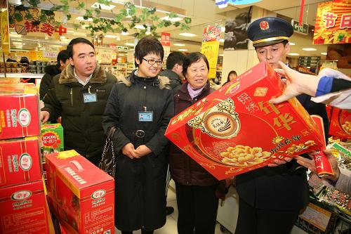 2月5日,北京懷柔“食品安全及消費維權(quán)監(jiān)察員”在一家超市檢查年貨質(zhì)量。新華社發(fā)(卜向東 攝)