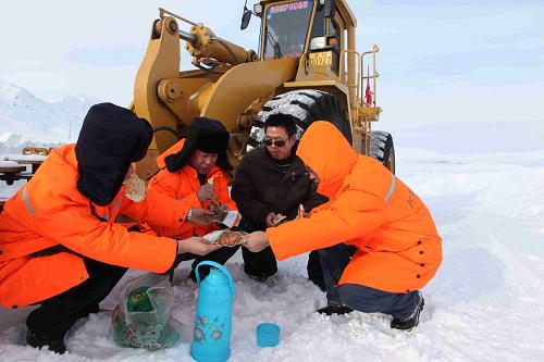 2月5日,富蘊(yùn)公路段的工作人員在除雪機(jī)械旁吃午餐。當(dāng)日,新疆富蘊(yùn)縣再次降下中雪。富蘊(yùn)公路段、富蘊(yùn)縣交通局立即出動清雪機(jī)械在國道、省道、縣城清理積雪,確保道路暢通。新華社發(fā)(丁寧 攝)