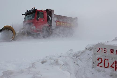 2月5日,富蘊(yùn)公路段的工程機(jī)械在清理216國道的積雪。新華社發(fā)(丁寧 攝)