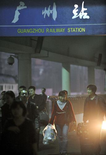 2月5日,旅客在廣州火車站進(jìn)入站臺(tái)準(zhǔn)備上車。隨著春節(jié)臨近,春運(yùn)客流正逐步升溫。從2月5日開始,外來務(wù)工人員返鄉(xiāng)客流與探親客流交織,廣東省鐵路春運(yùn)形成客流高峰,并將持續(xù)到11日左右,而2月12日、13日又將迎來廣東省內(nèi)短途和廣深城際客流出行高峰。新華社記者 陳曄華 攝