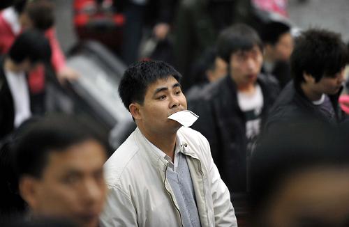 2月5日,旅客進(jìn)入廣州火車站候車廳。新華社記者 陳曄華 攝