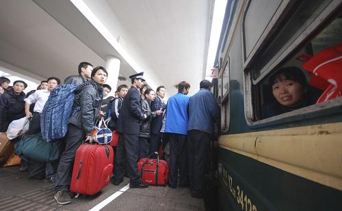 2月5日,在廣州火車站,旅客排隊登上廣州開往鄭州的L32次臨客列車。該趟列車預計將容納3500余名旅客。新華社發(fā)(丁勇 攝)