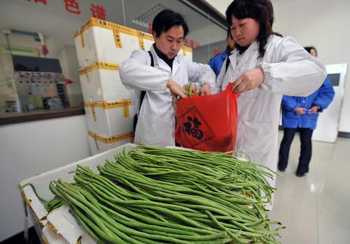 2月23日,在合肥周谷堆蔬菜批發(fā)市場(chǎng),工作人員對(duì)豇豆進(jìn)行取樣。當(dāng)日,安徽省和合肥市有關(guān)部門(mén)對(duì)合肥周谷堆蔬菜批發(fā)市場(chǎng)進(jìn)行了全面檢查,以防止含禁用農(nóng)藥的豇豆流入零售市場(chǎng)。目前,周谷堆市場(chǎng)已經(jīng)查封了0.5噸豇豆。新華社發(fā)(項(xiàng)春雷 攝)