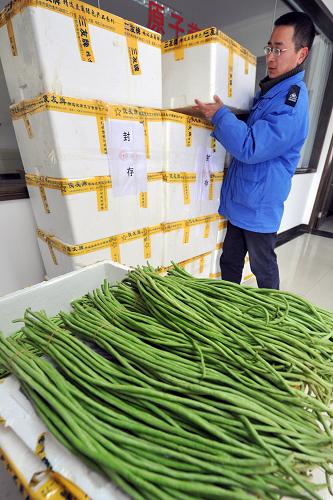 2月23日,在合肥周谷堆蔬菜批發(fā)市場(chǎng),工作人員將查獲的0.5噸含禁用農(nóng)藥的豇豆進(jìn)行封存。新華社發(fā)(項(xiàng)春雷 攝)
