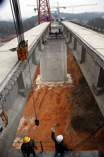3月2日,建設(shè)者在漢宜鐵路跨荊宜高速公路特大橋上施工。目前,正在建設(shè)的湖北漢宜鐵路全線(xiàn)已展開(kāi)鋪軌工作,出宜昌東站鋪軌已完成20多公里。漢宜鐵路東起漢口站,西接宜昌東站,是國(guó)家一級(jí)雙線(xiàn)電氣化鐵路,正線(xiàn)全長(zhǎng)約293公里,于2008年9月動(dòng)工,預(yù)計(jì)2011年底建成。該鐵路建成后,從武漢乘火車(chē)到宜昌的時(shí)間可從現(xiàn)在的4個(gè)多小時(shí)縮短至2小時(shí)以?xún)?nèi)。新華社發(fā)(文振效 攝)