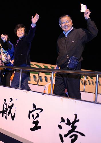 3月15日,前往臺(tái)北的乘客在福州長(zhǎng)樂(lè)機(jī)場(chǎng)登機(jī)。新華社記者 張國(guó)俊 攝