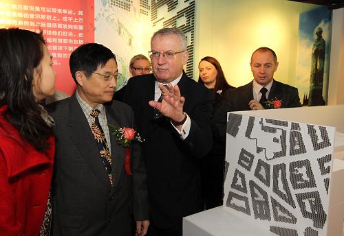 3月17日,中捷兩國嘉賓在聽取捷克館展示內(nèi)容介紹。新華社記者 任瓏 攝