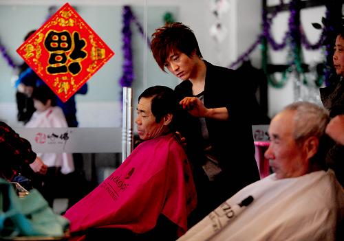 3月17日,沈陽市民在一家美發(fā)店理發(fā)。新華社發(fā)(張文魁 攝)