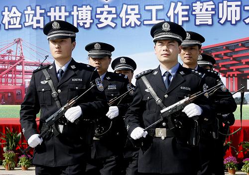 3月17日,持槍邊檢民警在世博安保誓師大會上。當(dāng)日,上海市吳淞出入境邊檢站舉行民警授槍儀式,吳淞邊檢站是上海市最繁忙的海港口岸,轄區(qū)范圍廣,碼頭情況復(fù)雜,一線邊檢民警正式持槍武裝巡邏,標(biāo)志著上??诎妒啦┌脖9ぷ髡絾?。新華社記者 陳飛 攝