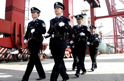 3月17日,邊檢民警在上海市張華浜集裝箱碼頭開展武裝巡邏。新華社記者 陳飛 攝
