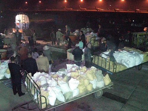 3月18日零時許,昆明機場跑道沉降、脫皮板塊整體更換施工現(xiàn)場。新華社記者 孫敏 攝