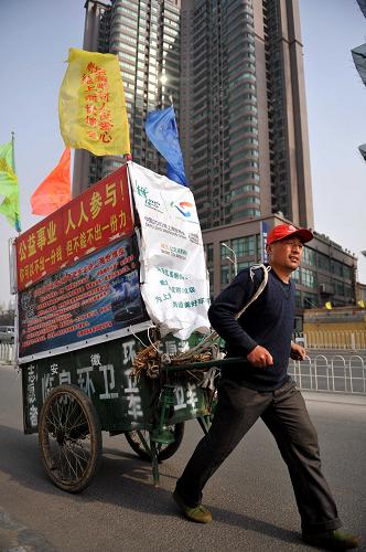 3月17日,環(huán)保志愿者侯現(xiàn)中拉著環(huán)衛(wèi)車走在合肥街頭。3月8日,安徽省阜陽市臨泉縣農(nóng)民侯現(xiàn)中從家鄉(xiāng)出發(fā),拉著一輛環(huán)衛(wèi)車,徒步前往上海世博園。沿途所到之處,侯現(xiàn)中向當?shù)鼐用窠榻B世博會、宣傳環(huán)保理念。48歲的侯現(xiàn)中一直熱心公益事業(yè),曾參與汶川抗震救援和震后防疫救援、北京綠色奧運環(huán)保行動等。新華社發(fā)(項春雷 攝)