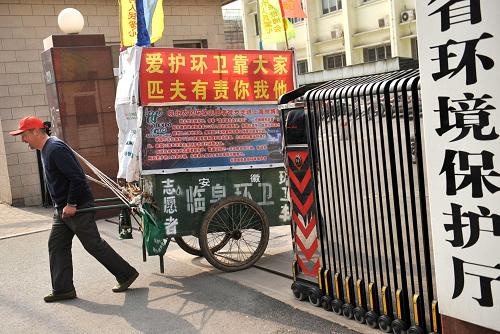 3月17日,環(huán)保志愿者侯現(xiàn)中走出安徽省環(huán)境保護廳大院。行走途中,侯現(xiàn)中每到一處都要去當?shù)氐沫h(huán)保部門蓋章留念。新華社發(fā)(項春雷 攝)