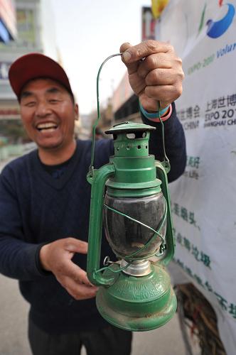 3月17日,環(huán)保志愿者侯現(xiàn)中展示其夜間行走時的照明工具馬燈。新華社發(fā)(項春雷 攝)