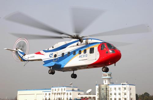 3月18日,AC313大型民用直升機在江西景德鎮(zhèn)首飛升空。當日,由中國航空工業(yè)集團公司自主研制的AC313大型民用直升機在江西景德鎮(zhèn)首飛成功。AC313型直升機最大起飛重量為13.8噸,可一次性搭載27名乘客或運送15名傷員,最大航程為900公里,具有高安全性、可靠性和舒適性,可廣泛用于人員和貨物運輸、搜索營救、搶險救災、城市和森林消防、反恐維穩(wěn)、近海石油和天然氣開采、定期乘客往返運輸、醫(yī)療救護、旅游觀光、公務飛行等航空領域。新華社發(fā)(牟健為 攝)