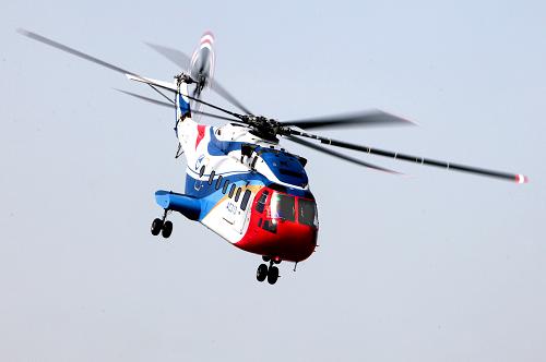 3月18日,AC313大型民用直升機在首飛中進行俯沖表演。新華社發(fā)(牟健為 攝)