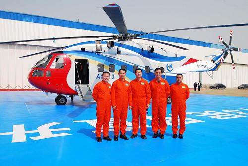 3月18日,首飛機組人員在AC313大型民用直升機前合影。新華社發(fā)(胡國林 攝)