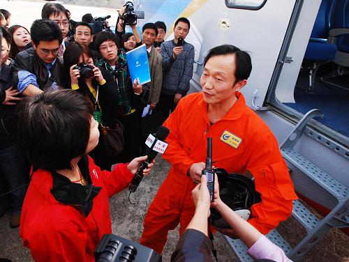 3月18日,AC313大型民用直升機首飛員徐國林成為媒體關注的焦點人物。新華社發(fā)(胡國林 攝)