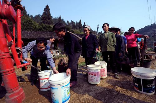 3月18日,消防車在重慶綦江縣安穩(wěn)鎮(zhèn)麻溝村為村民送水。新華社記者 周衡義 攝