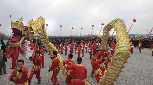 3月18日,江蘇揚(yáng)州江都市丁溝鎮(zhèn)群眾舞龍慶祝蘇中江都民用機(jī)場(chǎng)奠基。新華社發(fā)(程建平 攝)