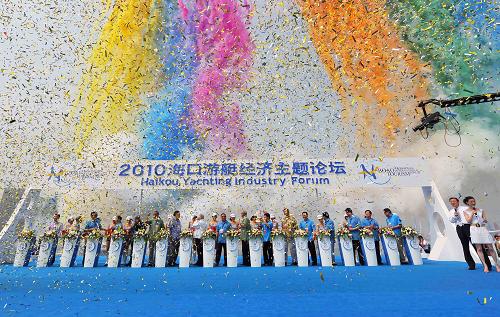這是2010??谟瓮Ы?jīng)濟(jì)主題論壇啟動(dòng)儀式現(xiàn)場(3月19日攝)。3月19日,以“中國游艇產(chǎn)業(yè)發(fā)展與海南國際旅游島建設(shè)”為主題的博鰲國際旅游論壇“游艇經(jīng)濟(jì)主題論壇”在??陂_幕。來自17個(gè)國家的游艇俱樂部和游艇制造商共600多人參加了論壇。國內(nèi)外近50艘游艇、帆船聚集海口,并舉行試乘試駕活動(dòng)。新華社記者 郭程 攝