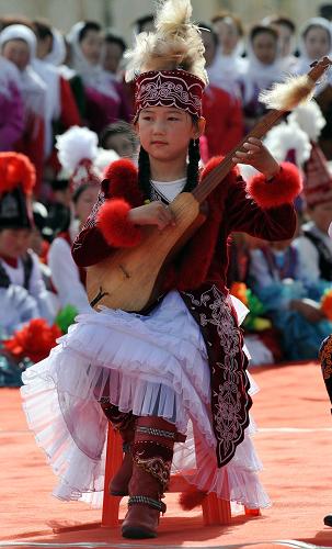 3月19日,柯爾克孜族小演員在慶典活動(dòng)上表演“阿肯彈唱”。新華社記者 趙戈 攝