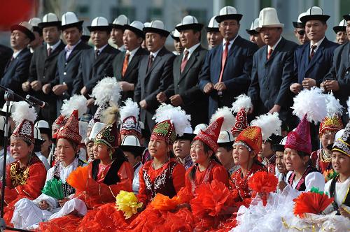 3月19日,身著盛裝的柯爾克孜族藝人在演唱《瑪納斯》。新華社記者 趙戈 攝