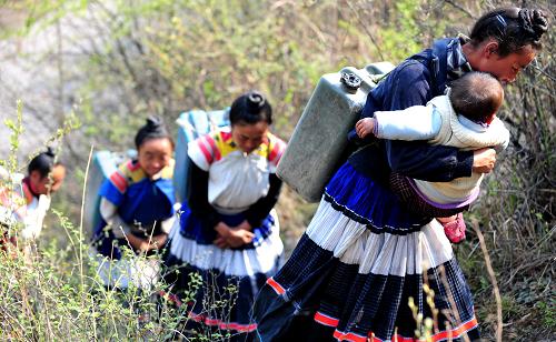 3月19日,在貴州省水城縣發(fā)箐鄉(xiāng)發(fā)嘎村第三村民組,苗族群眾在背水的途中。新華社記者 楊楹 攝