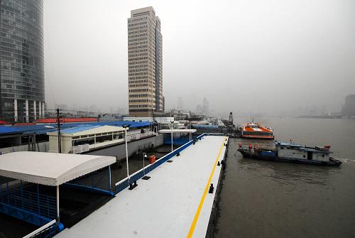 這是3月31日拍攝的十六鋪世博水門碼頭。2010年上海世博會(huì)水上交通核心樞紐——世博水門將于4月中旬投入試運(yùn)營,目前世博游覽船、水門碼頭已進(jìn)入最后調(diào)試階段。據(jù)介紹,世博水門位于上海黃浦江兩岸,游客除陸路交通外,還可憑門票從世博水門通過游覽船進(jìn)入世博園區(qū)。在園區(qū)內(nèi)外共設(shè)有7座水門,包括十六鋪世博水門碼頭在內(nèi)的4個(gè)園區(qū)外水門將承擔(dān)票檢、安檢功能。新華社發(fā)