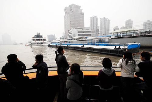 3月31日,一艘擺渡船從即將試運(yùn)營的十六鋪世博水門碼頭邊駛過。新華社