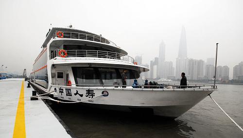 3月31日,一艘用于接送游客的世博游覽船??吭谑伿啦┧T碼頭。新華社發(fā)