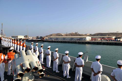 4月1日,“廣州”艦官兵在艦艇右舷分區(qū)列隊。當(dāng)?shù)貢r間4月1日下午,中國海軍第五批護(hù)航編隊新型導(dǎo)彈驅(qū)逐艦“廣州”艦抵達(dá)阿曼蘇丹國塞拉萊港,開始為期5天的靠港補(bǔ)給休整。這也是中國海軍第五批護(hù)航編隊執(zhí)行護(hù)航任務(wù)以來首次靠港補(bǔ)給休整。新華社記者 劉春暉 攝