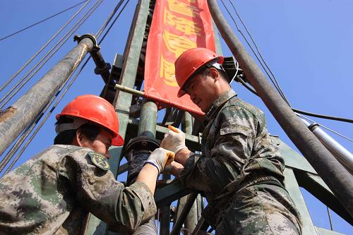 4月4日,北京軍區(qū)給水工程團(tuán)鉆井4連官兵奮戰(zhàn)在鉆井平臺(tái)上。北京軍區(qū)給水工程團(tuán)4月1日抵達(dá)云南后,隨即開(kāi)赴旱災(zāi)最重的石林縣、祿勸縣,開(kāi)展找水打井作業(yè),力求以最快的速度打出甘泉,解決旱區(qū)人民的喝水問(wèn)題。新華社記者 王建民 攝