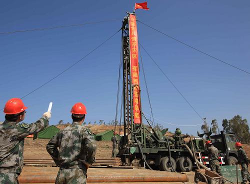 4月4日,北京軍區(qū)給水工程團(tuán)官兵頂著烈日在云南省石林縣板橋鎮(zhèn)慈門村干涸的土地上鉆井。新華社記者 王建民 攝